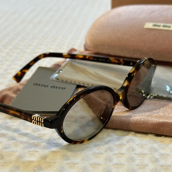 Miu Miu round tortoiseshell sunglasses - Picture 9 of 10